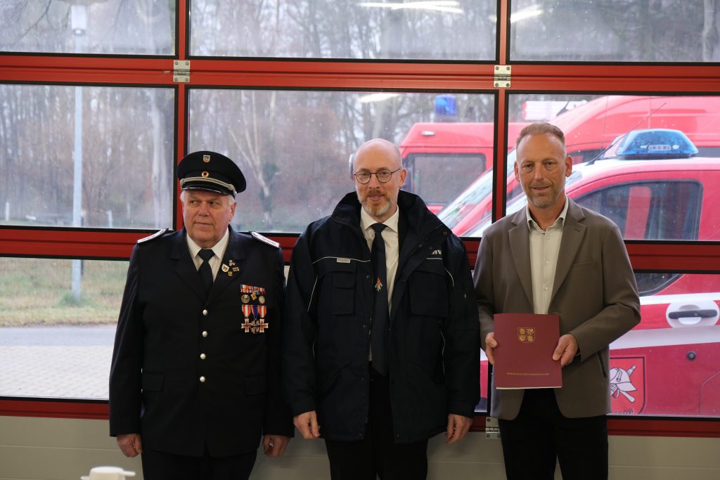 Stellvertretender Amtswehrführer Rainer Müller, Minister Christian Pegel, Bürgermeister Mathias Hirsack