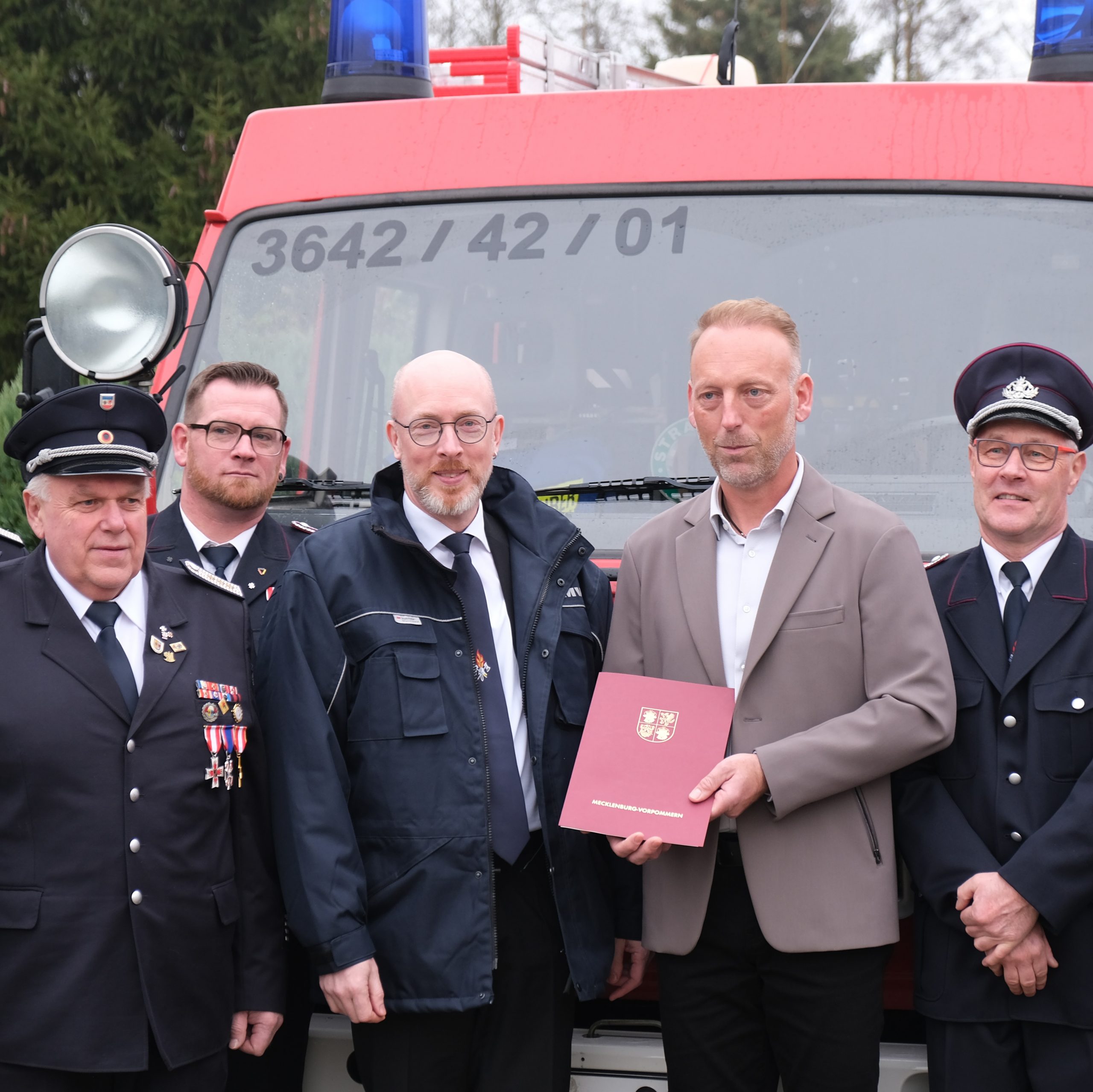 Minister Pegel überreicht in Krassow Zuwendungsbescheid für HLF 10